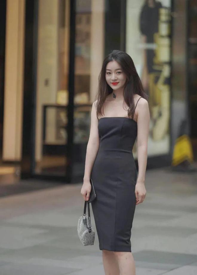 感：吊带凉鞋点亮小姐姐的时尚魅力AG真人百家家乐app细节中的性