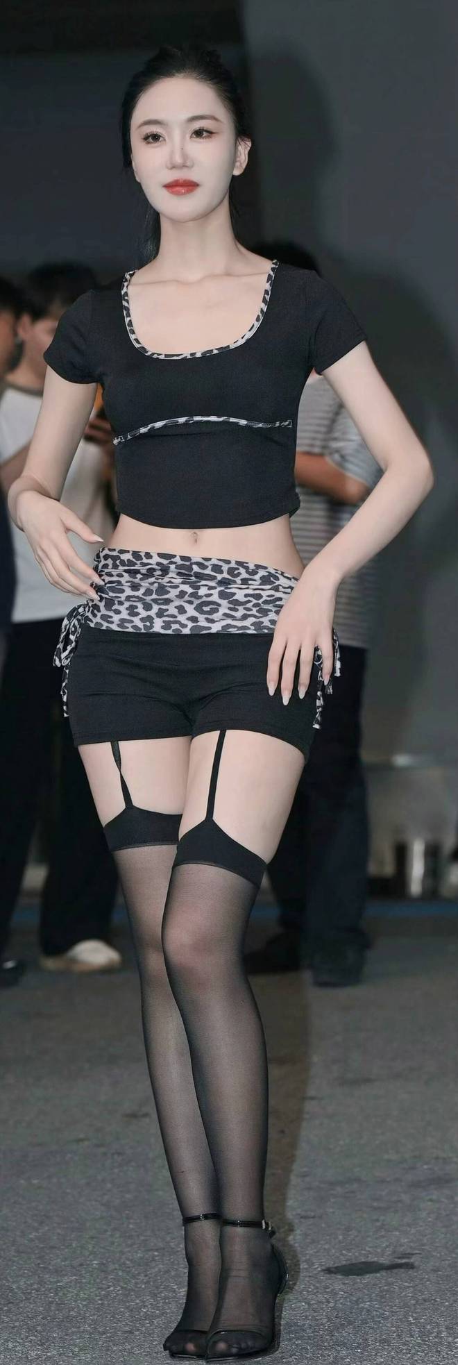 间‌黑色热裤吊带黑丝搭配细高跟凉鞋！AG真人app高挑长发美女的优雅瞬(图7)
