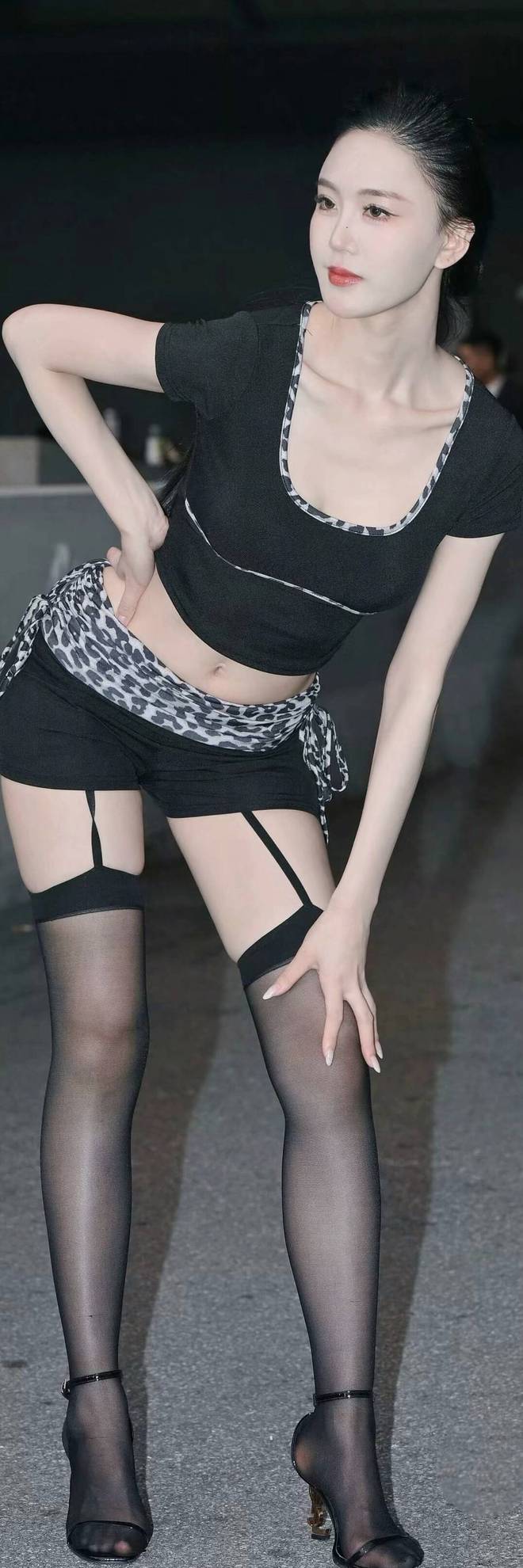 间‌黑色热裤吊带黑丝搭配细高跟凉鞋！AG真人app高挑长发美女的优雅瞬(图2)