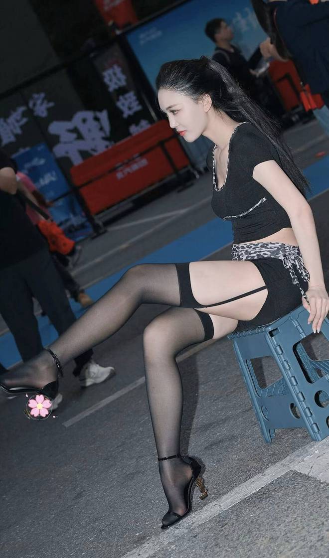 间‌黑色热裤吊带黑丝搭配细高跟凉鞋！AG真人app高挑长发美女的优雅瞬(图5)