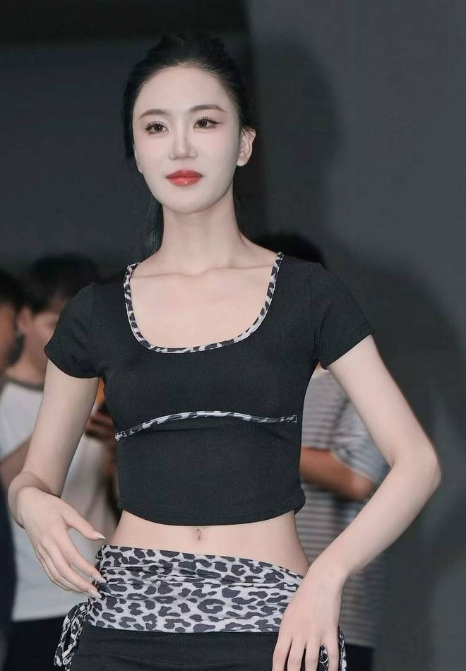 间‌黑色热裤吊带黑丝搭配细高跟凉鞋！AG真人app高挑长发美女的优雅瞬(图6)