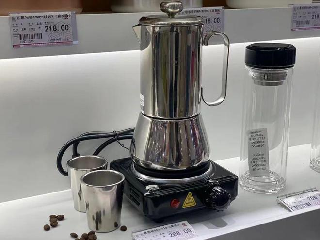 好几百美元的鞋子现在一百多块拿下”外贸好东西卖爆了→AG真人国际游戏不出口美国了上海市民疯狂“捡漏”！“(图9)